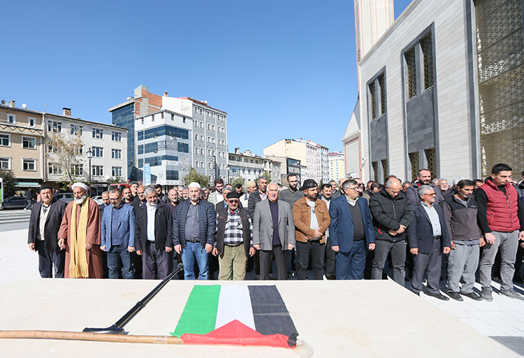 Filistin'de hayatını kaybedenler için gıyabi cenaze namazı kılındı